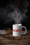 Kubek z napisem NARTY i sylwetkami narciarzy