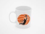 Kubek z koszykarzem wykonującym wsad dla fana NBA