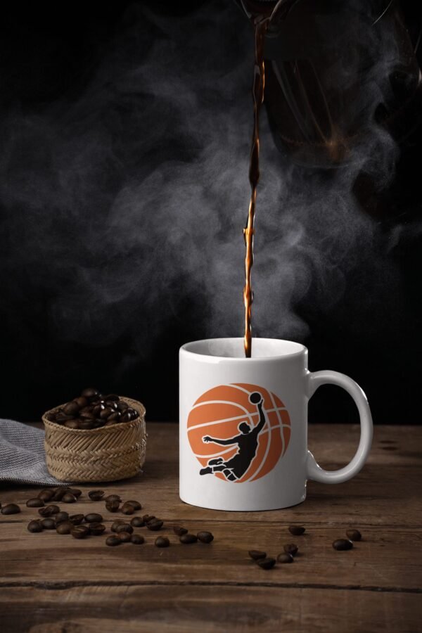 Kubek z koszykarzem wykonującym wsad dla fana NBA