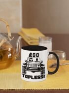 Kubek z napisem Go Topless i samochodem terenowym