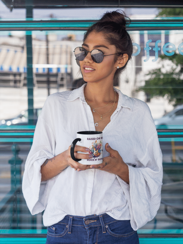 TL SUB MUG WHBK 0660 02 Rockowy kubek z gitarą i napisem Raised on 80s Rock N’ Roll