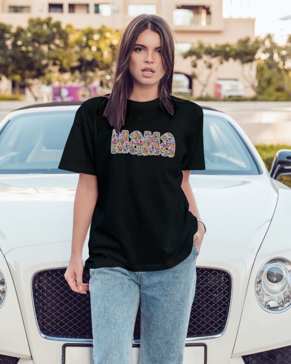 Luźna koszulka na Dzień Matki <br>z napisem MAMA